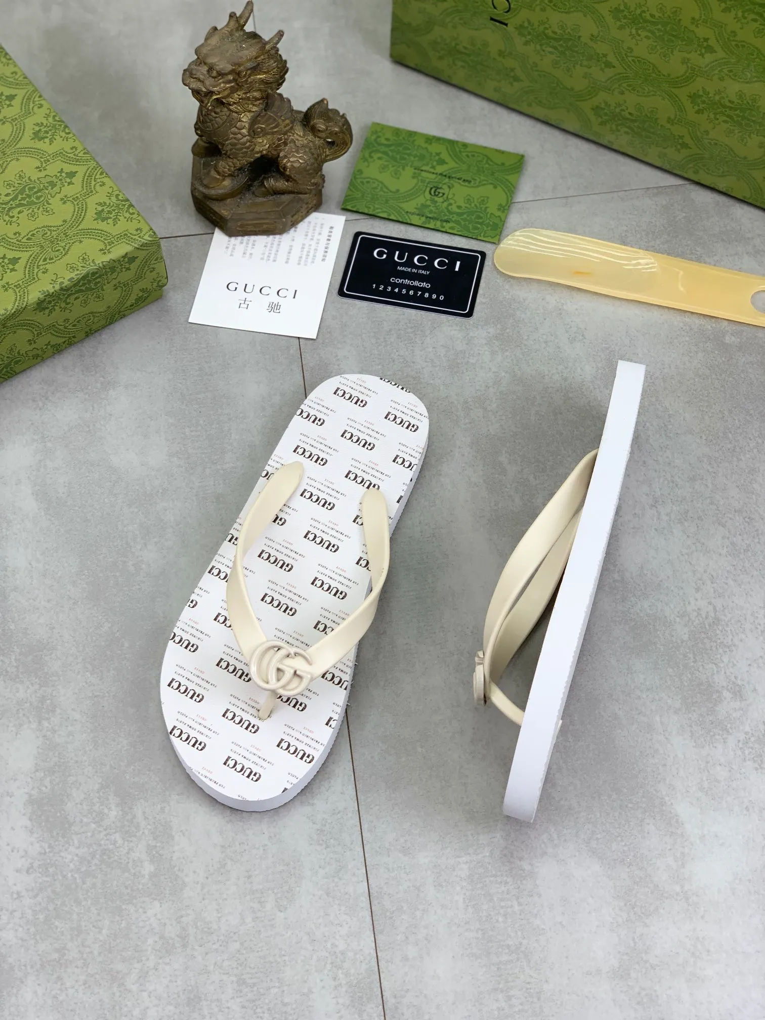 Men's men's shoes 💰P220💰【New style】🆘【GUCCI】Official website's popular Gucci adult couple 🧑‍🤝‍🧑 style, children's flip-flops are on sale at the counter simultaneously! Original fabric imported from Italy. Original bottom provided by the original factory. Size: Adult 36-45. Children’s size: 30-37. Multiple colors available.